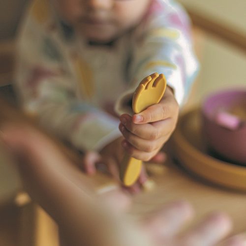 PETITE&MARS Szilikon 2 részes étkészlet TAKE&MATCH  tál + evőeszközök Intense Ochre 6hó+