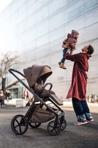 EASYWALKER Kombinált babakocsi Zoey Chestnut Brown + CBX By CYBEX Aton B2 i-Size + bázis