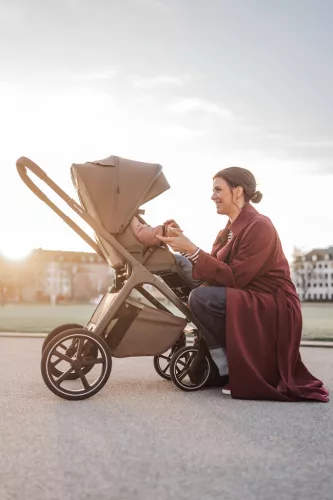 EASYWALKER Kombinált babakocsi Zoey Chestnut Brown + CBX By CYBEX Aton B2 i-Size + bázis